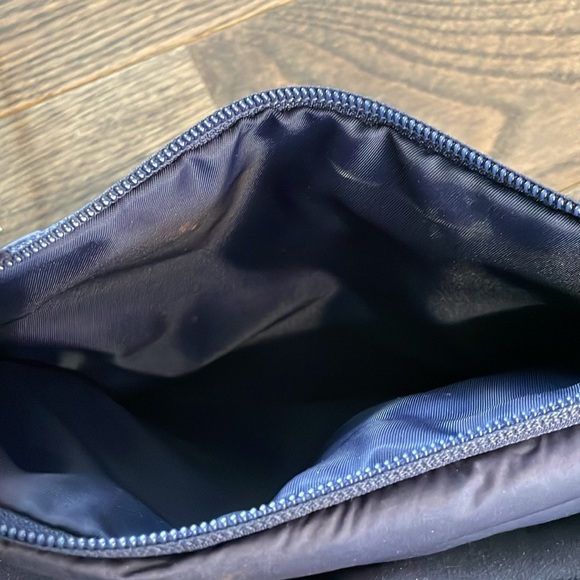 GoDashDot Fanny pack with black adjustable strap (strap is brand new) - Picture 4 of 9